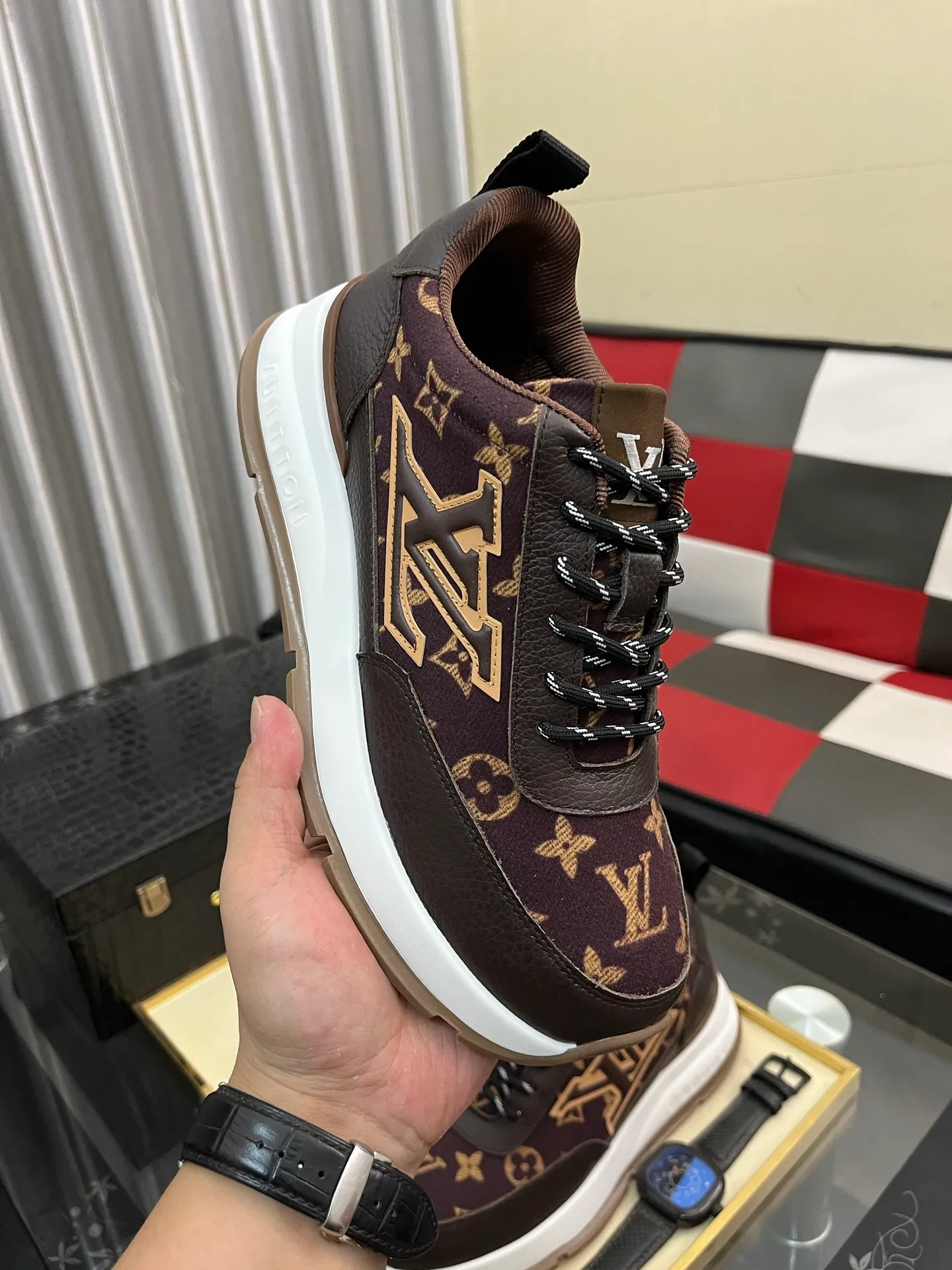 Men's shoes 💰: 438⌚️⌚️[LOUIS VUITTON] Same style as Louis Vuitton* official website🚹Men's high-top casual shoes❤️Same style as popular celebrities ~ best-selling at home and abroad Lv focuses on the checkerboard series...Imported first-layer cowhide with special fabrics➕Full sheepskin lining➕Brand-specific hollow outsole💎Number of codes: 38-443️⃣Colors available